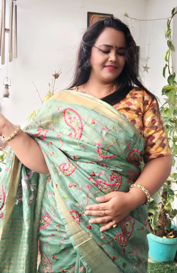 Incandescent_Silk_Linen_Embroidered_Green_Saree