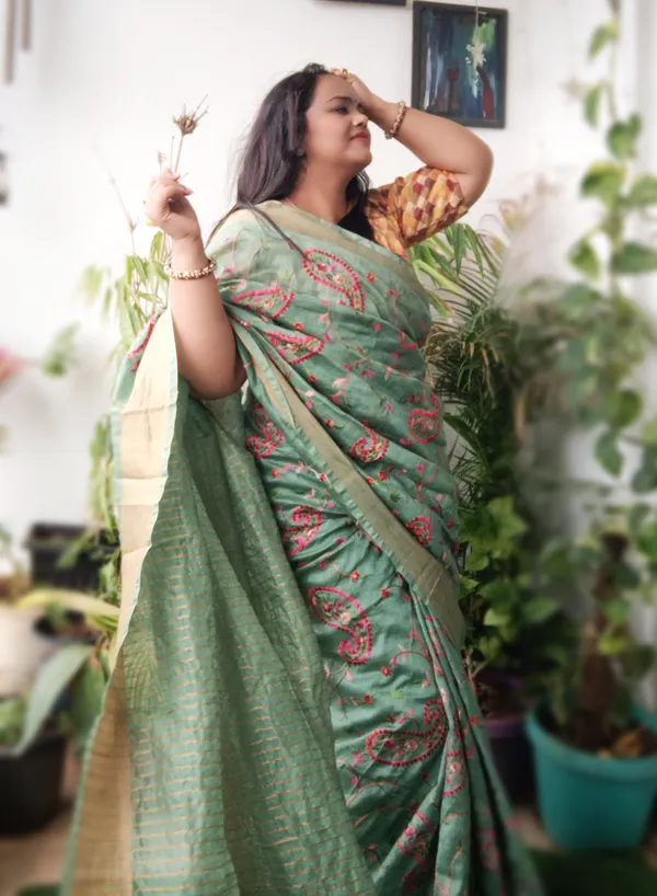 Incandescent_Silk_Linen_Embroidered_Green_Saree