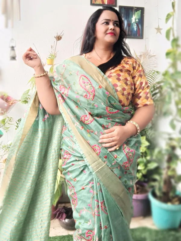 Incandescent_Silk_Linen_Embroidered_Green_Saree