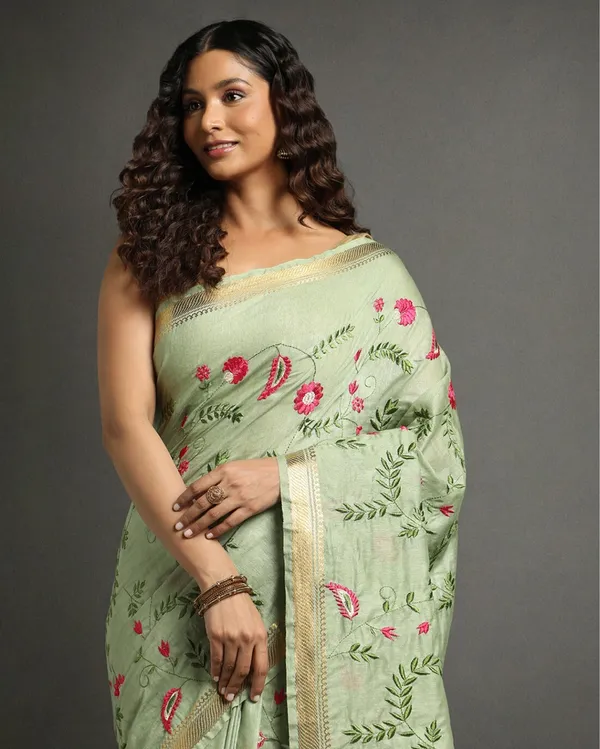 Mysterious_Silk_Linen_Embroidered_Green_Saree