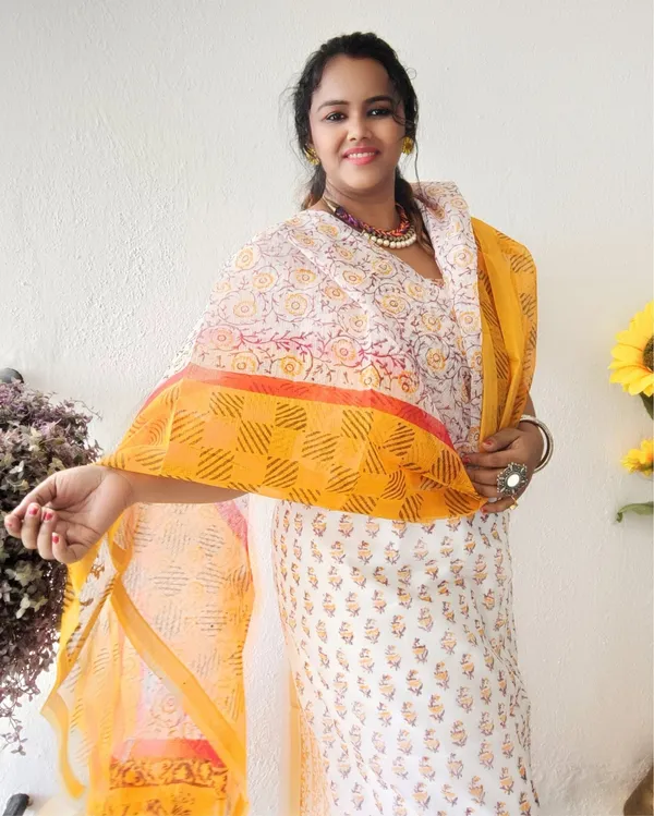 Bold_Kota_Doria_Yellow_Blockprinted_Suit_(Top+Dupatta+Bottom)