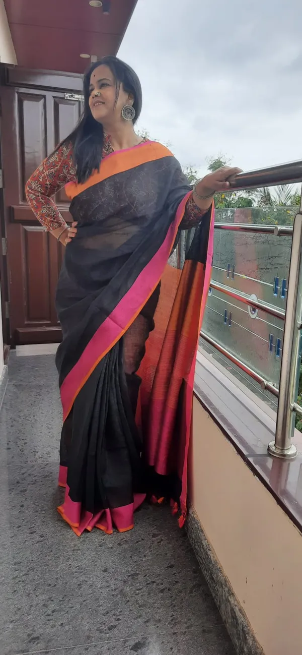 Elegant_Handwoven_Pure_Linen_Black_Saree