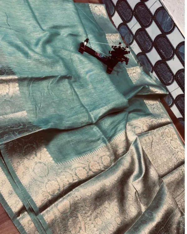 Resplendent_Banarasi_Silk_Linen_Green_Handloom_Saree