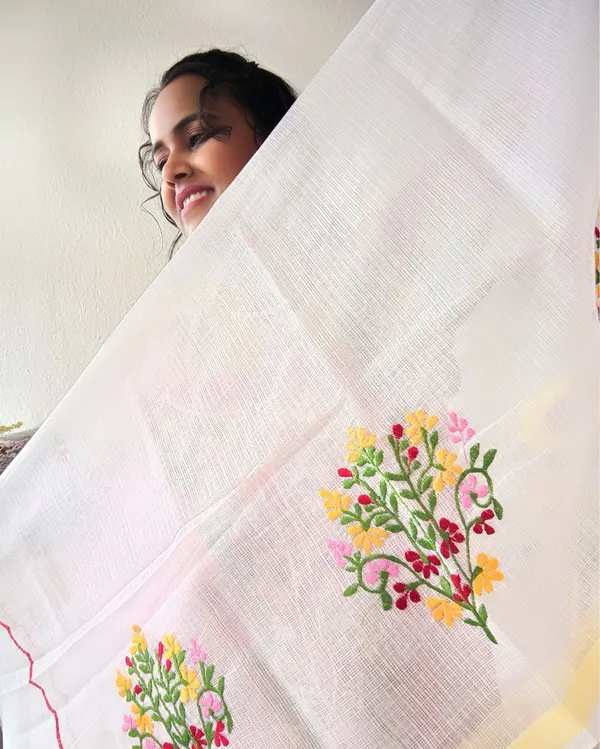 Chikankari_Incandescent_Kota_Doria_Red_Suit_(Top+Dupatta)