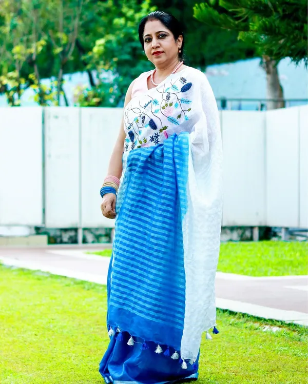 Melodic_Pure_Linen_Saree_Hand_Embroidered_White_&_Blue