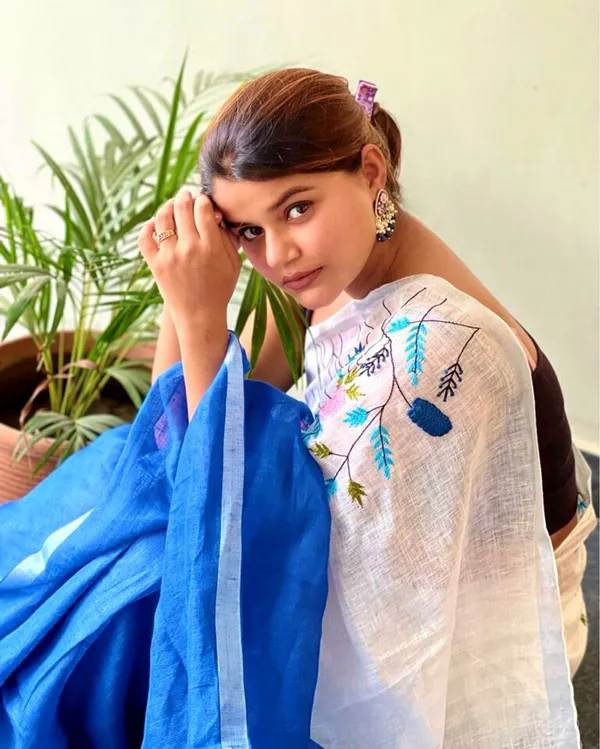 Melodic_Pure_Linen_Saree_Hand_Embroidered_White_&_Blue