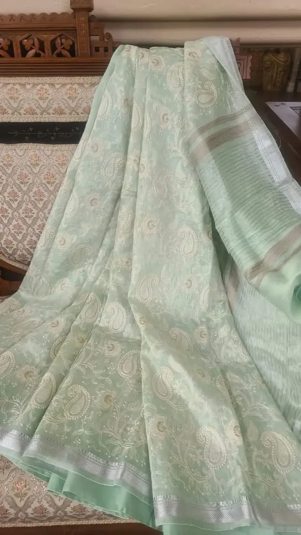 Incandescent_Pure_Kota_Linen_Embroidery_Saree_Green