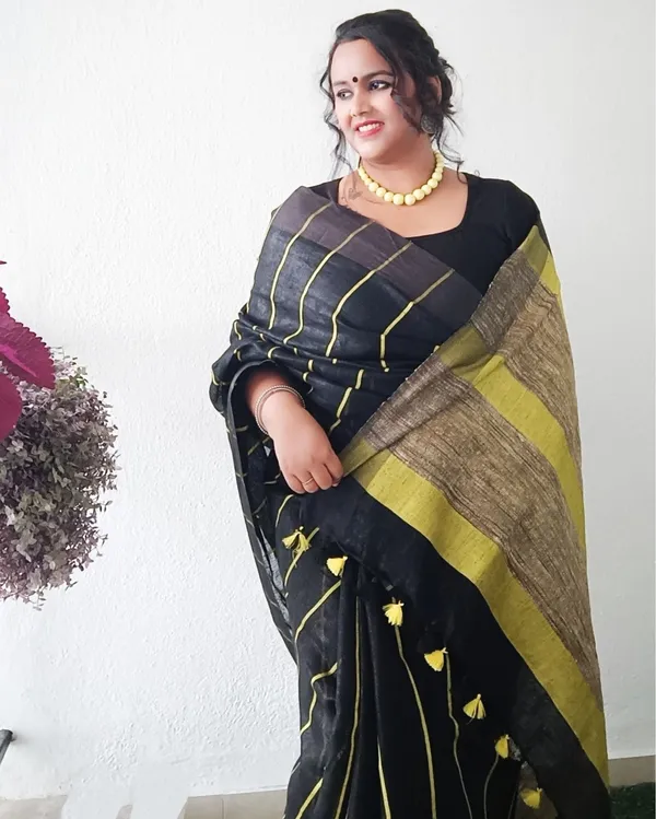 Illuminating_Handwoven_Pure_Linen_Black_Saree_Striped_Design