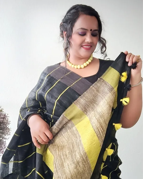 Illuminating_Handwoven_Pure_Linen_Black_Saree_Striped_Design