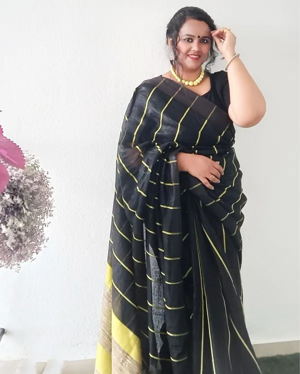 Illuminating_Handwoven_Pure_Linen_Black_Saree_Striped_Design