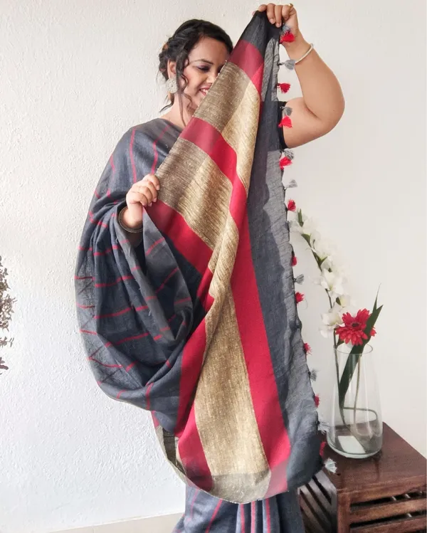 Bold_Handwoven_Pure_Linen_Gray_Saree_Striped_Design