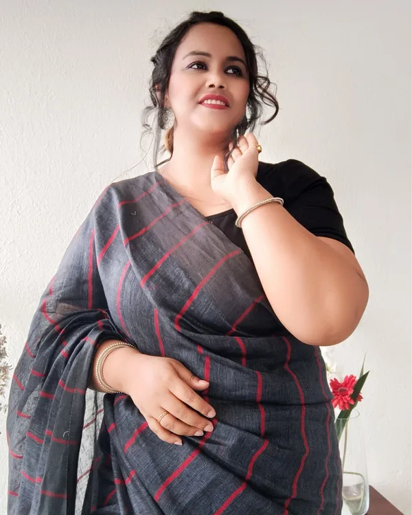 Bold_Handwoven_Pure_Linen_Gray_Saree_Striped_Design