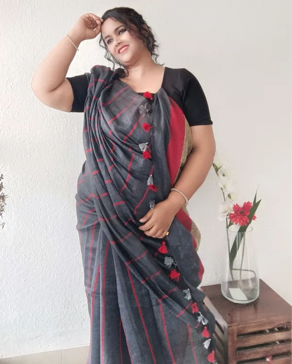Bold_Handwoven_Pure_Linen_Gray_Saree_Striped_Design