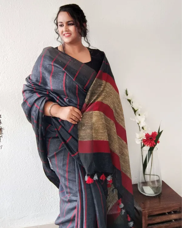 Bold_Handwoven_Pure_Linen_Gray_Saree_Striped_Design