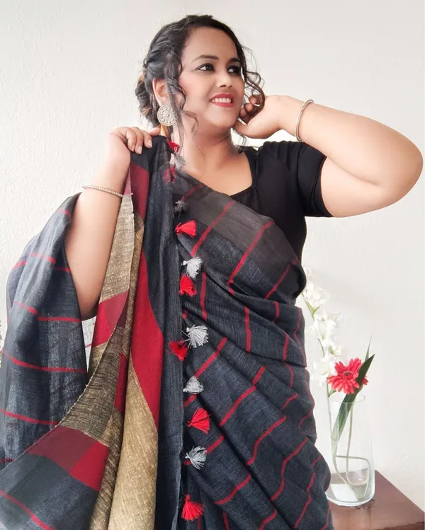 Bold_Handwoven_Pure_Linen_Gray_Saree_Striped_Design