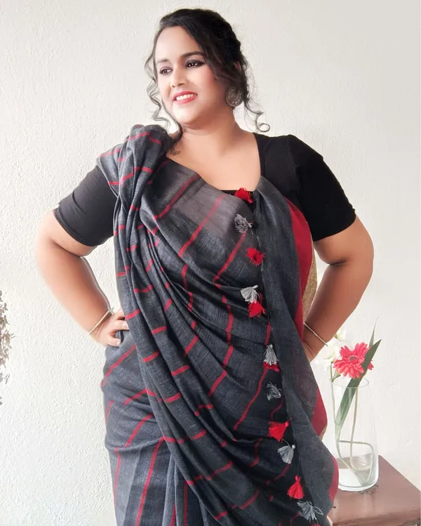 Bold_Handwoven_Pure_Linen_Gray_Saree_Striped_Design