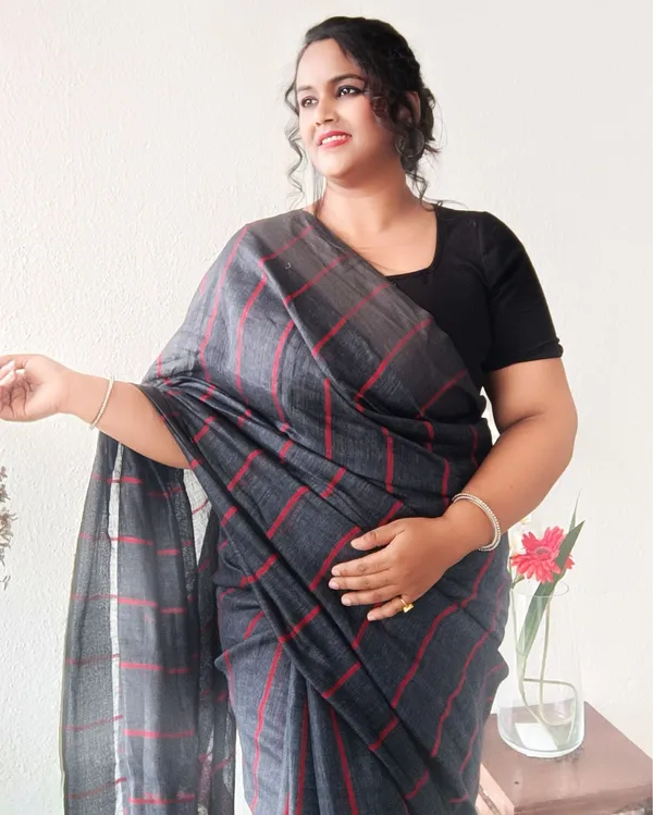 Bold_Handwoven_Pure_Linen_Gray_Saree_Striped_Design