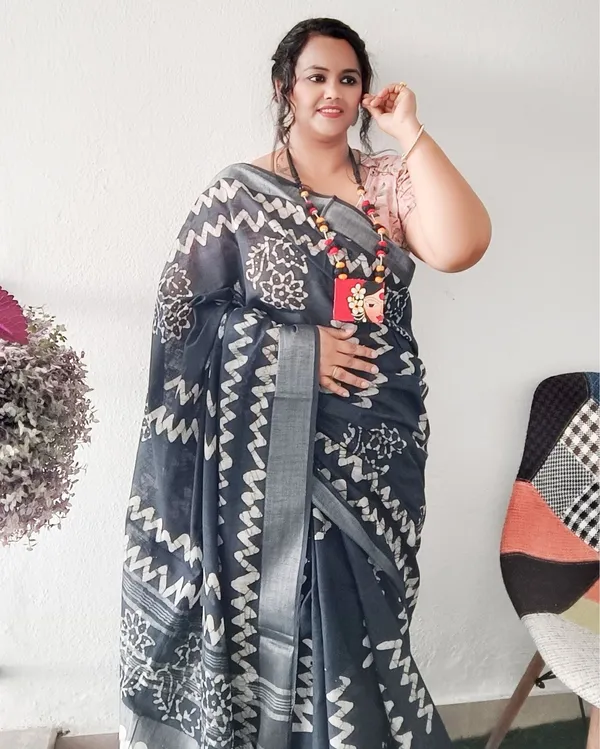 Elegant_Slub_Linen_Wax_Batik_Hand_Dyed_Saree_Gray
