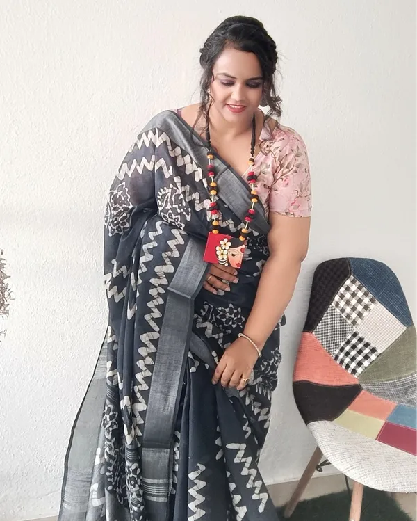 Elegant_Slub_Linen_Wax_Batik_Hand_Dyed_Saree_Gray