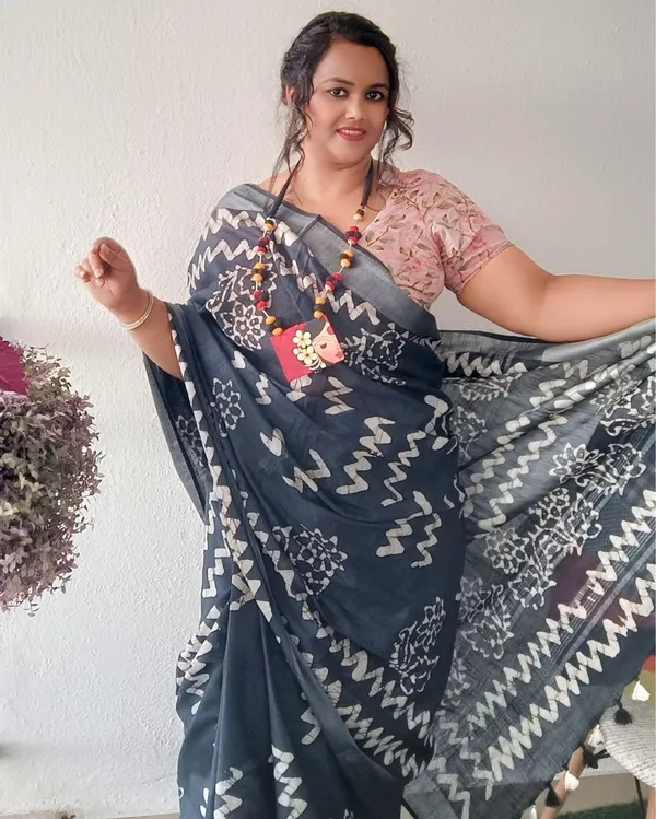 Elegant_Slub_Linen_Wax_Batik_Hand_Dyed_Saree_Gray