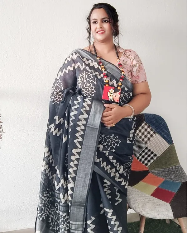 Elegant_Slub_Linen_Wax_Batik_Hand_Dyed_Saree_Gray