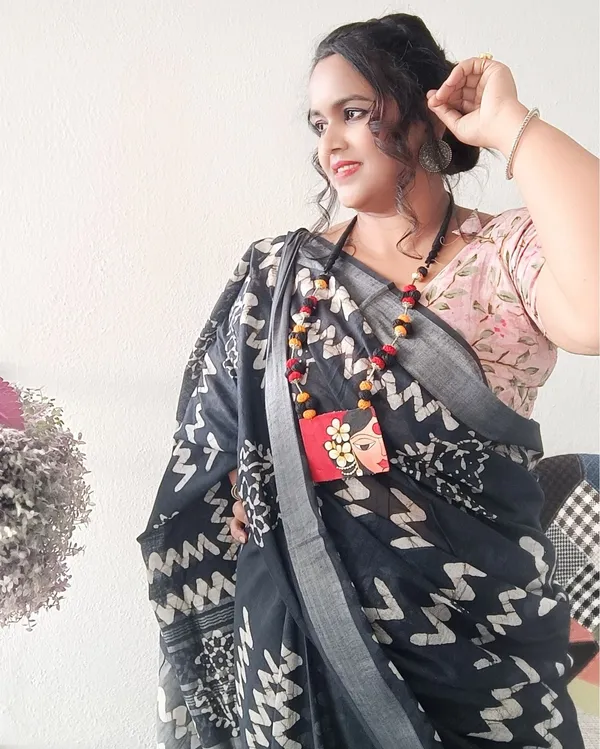 Elegant_Slub_Linen_Wax_Batik_Hand_Dyed_Saree_Gray