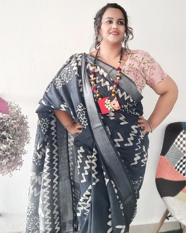 Elegant_Slub_Linen_Wax_Batik_Hand_Dyed_Saree_Gray
