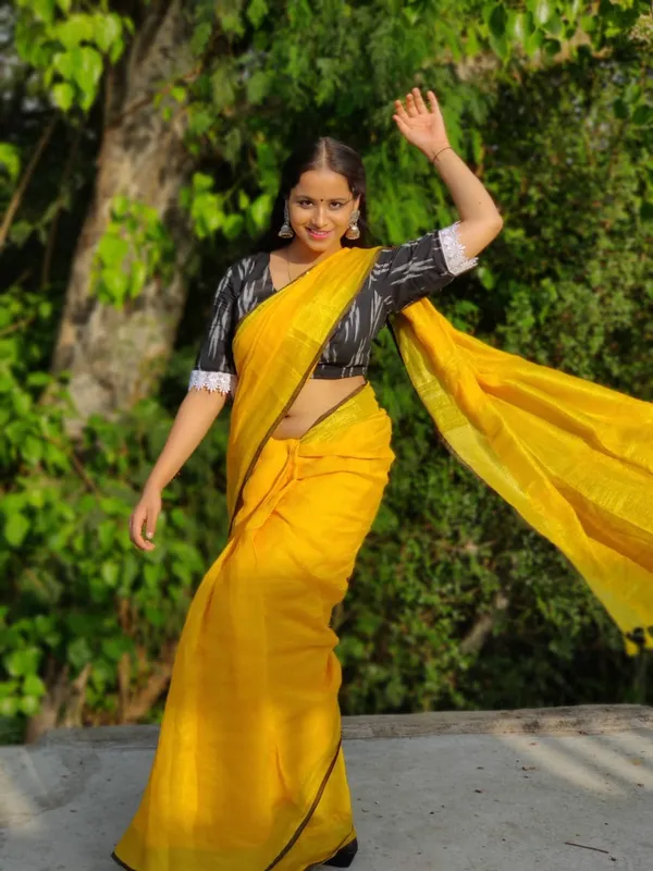 Majestic_Handwoven_Pure_Linen_Yellow_Saree