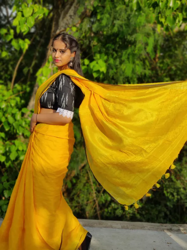 Majestic_Handwoven_Pure_Linen_Yellow_Saree