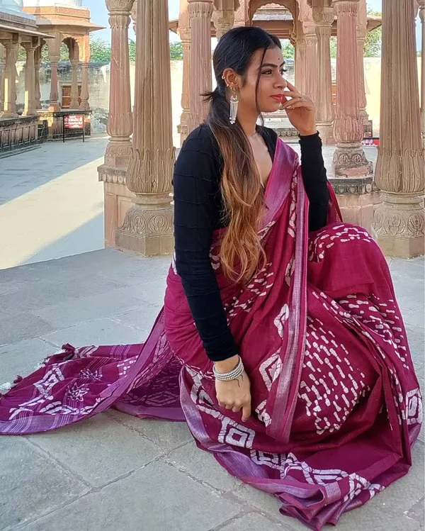 Subtle_Slub_Linen_Wax_Batik_Hand_Dyed_Saree_Red