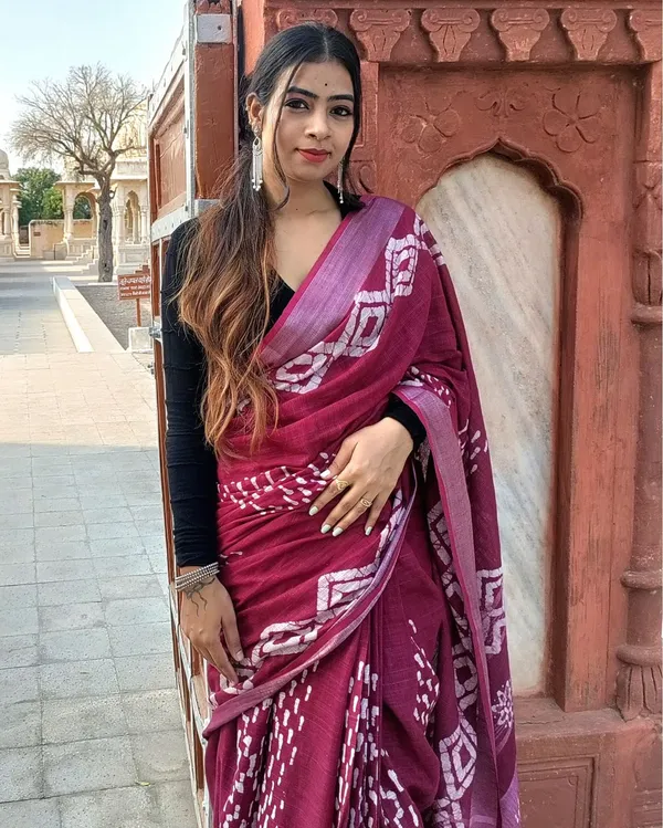 Subtle_Slub_Linen_Wax_Batik_Hand_Dyed_Saree_Red