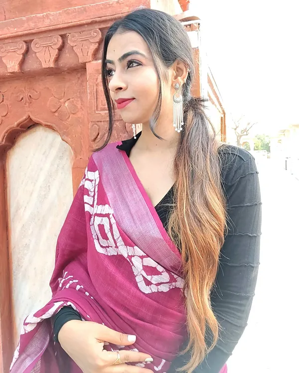 Subtle_Slub_Linen_Wax_Batik_Hand_Dyed_Saree_Red