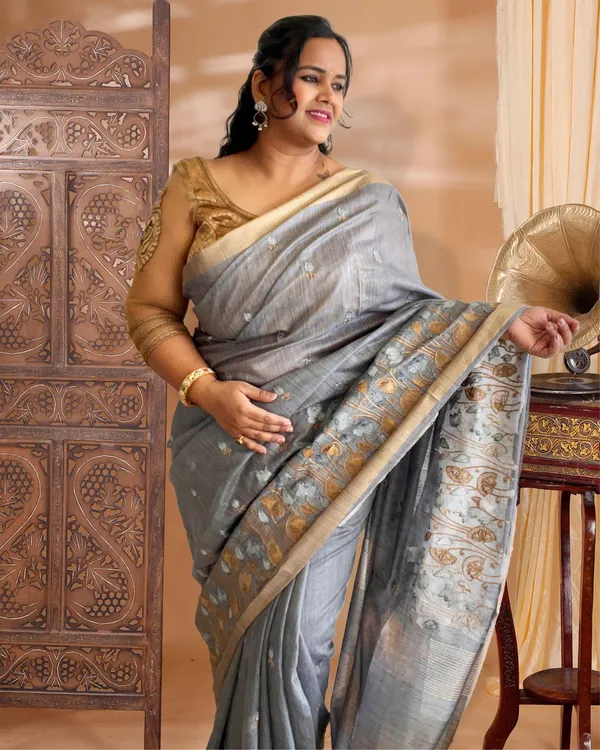 Banswara_Silk_Saree_Gray_Lotus_Embroidery