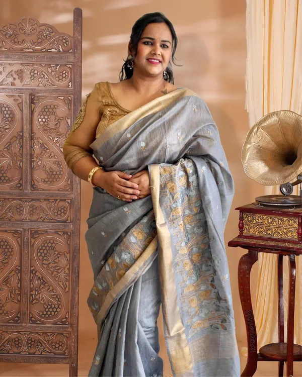 Banswara_Silk_Saree_Gray_Lotus_Embroidery