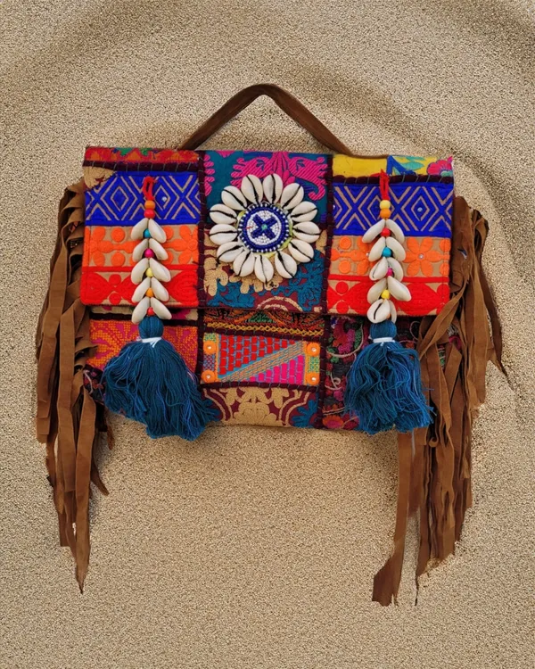 Khamma_Ghani_Kambadiya_Eerie_Black_Sling_Bags