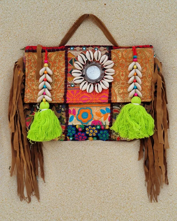 Khamma_Ghani_Kambadiya_Bold_Black_Sling_Bags