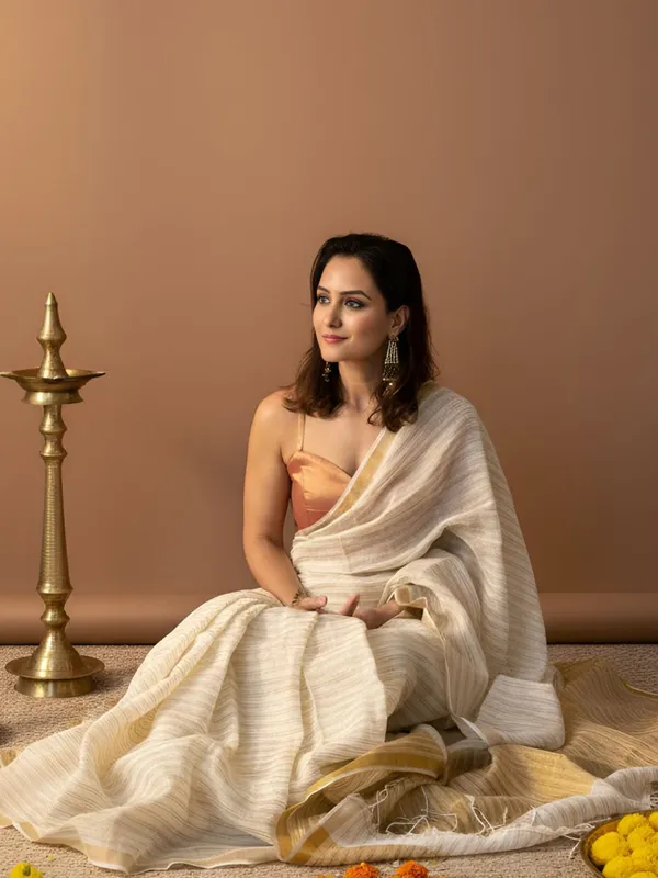 Noor-e-Linen_Off_White_Zari_Weaving_Saree