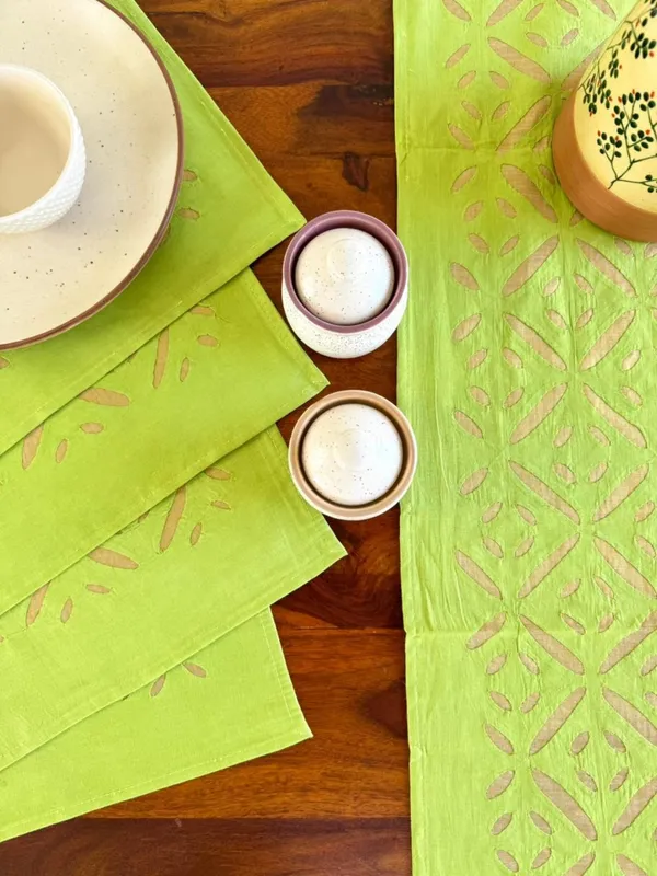 Aavaran_Applique_Cotton_Table_Runner_&_Mat_Set_Green
