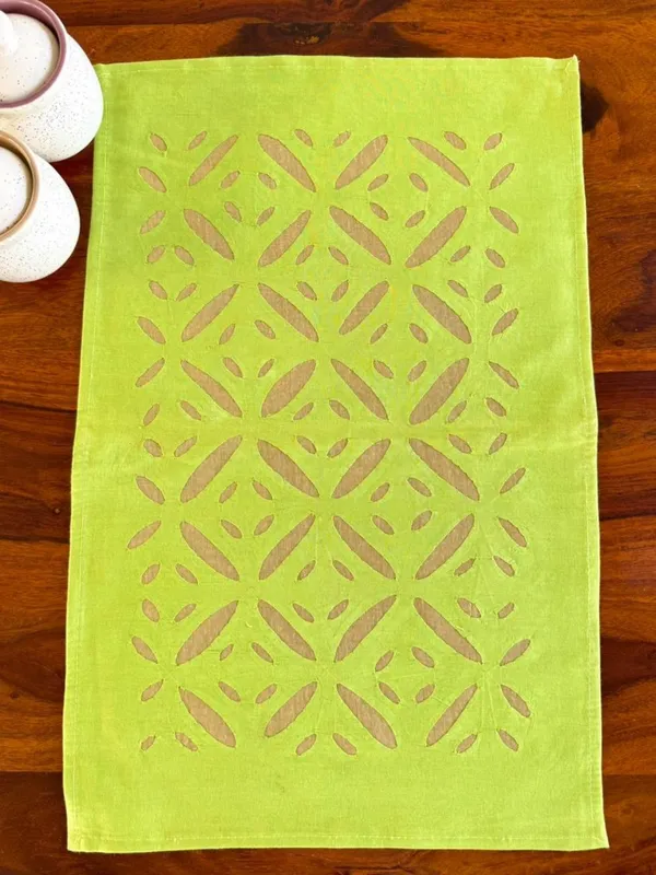 Aavaran_Applique_Cotton_Table_Runner_&_Mat_Set_Green