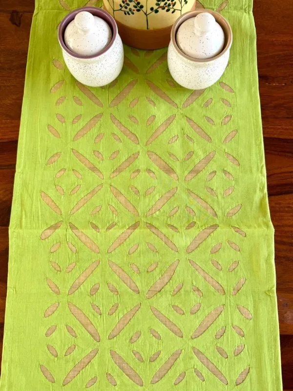 Aavaran_Applique_Cotton_Table_Runner_&_Mat_Set_Green