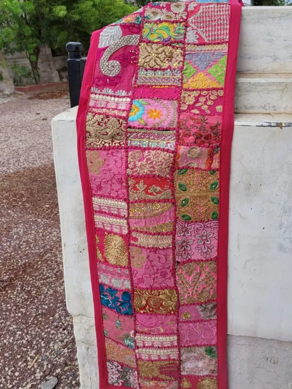 Khamma_Ghani_Kambadiya_Table_Runner_Pink