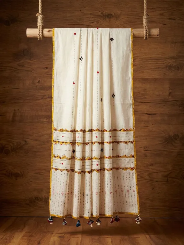 Kosha_Saaz_Pure_Mul_Cotton_Applique_Dupatta_Cream