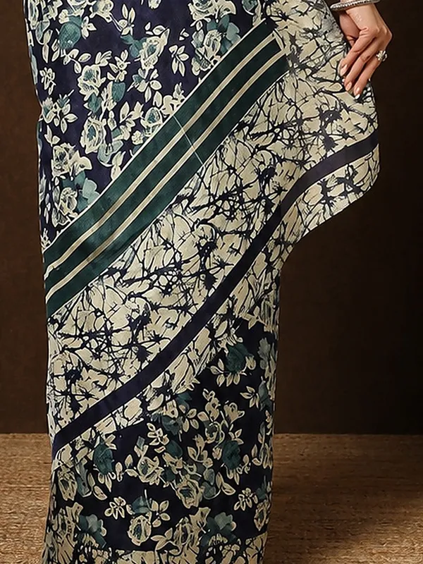 Navy_Blue_Floral_&_Crackle_Kashmiri_Silk_Saree_|_Kyaari