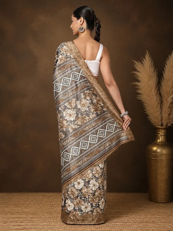 Taupe_Floral_Kashmiri_Silk_Saree,_Panelled_Pallu_|_Kyaari