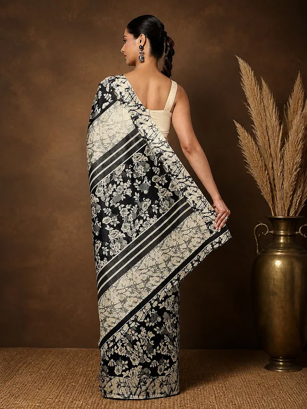 Black_&_Beige_Floral_Kashmiri_Silk_Printed_Saree_|_Kyaari