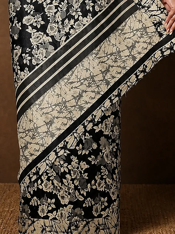 Black_&_Beige_Floral_Kashmiri_Silk_Printed_Saree_|_Kyaari