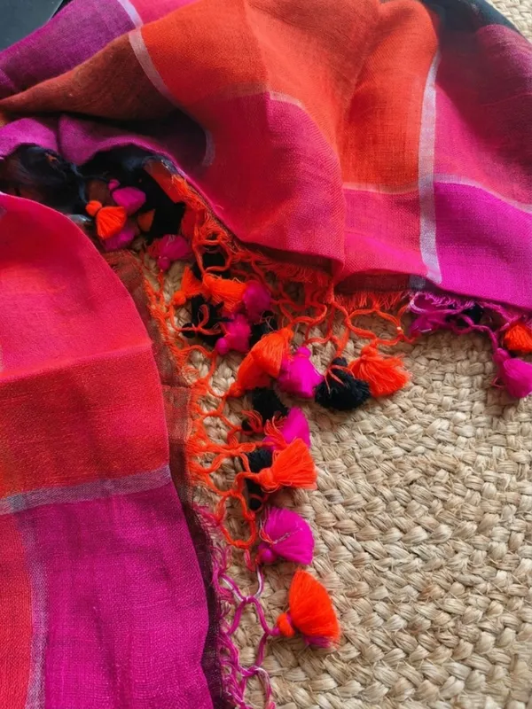 Vaanya_Pure_Linen_Warm_Handloom_Saree