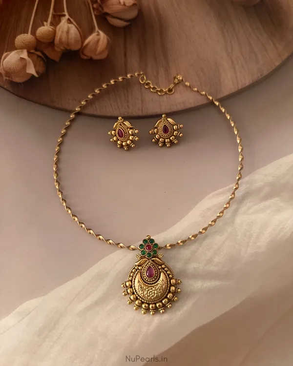 Red_Green_Sree_Antique_Gold_Hasli_Necklace_In_Premium_Polish