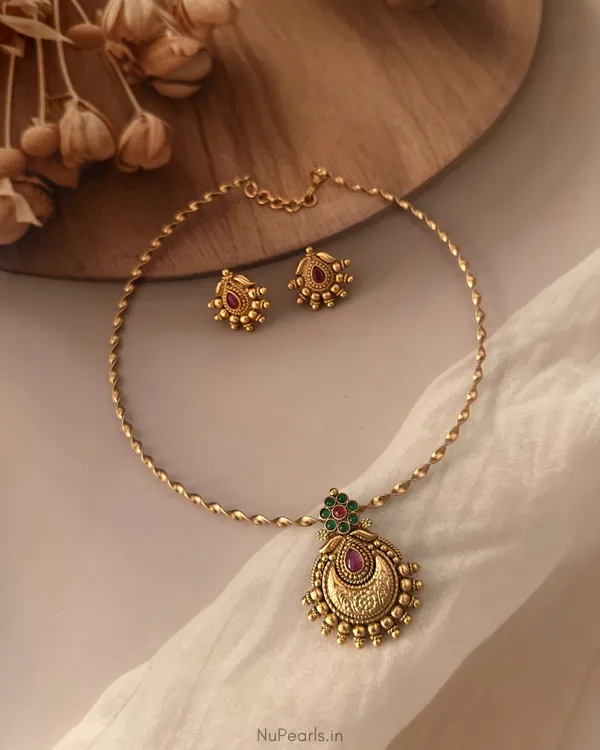 Red_Green_Sree_Antique_Gold_Hasli_Necklace_In_Premium_Polish