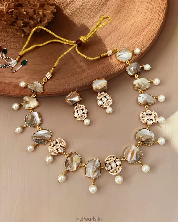 Zoya_Mother_of_Pearl_&_Pearl_Drop_Kundan_Necklace_Set_|18K_Gold_Plated